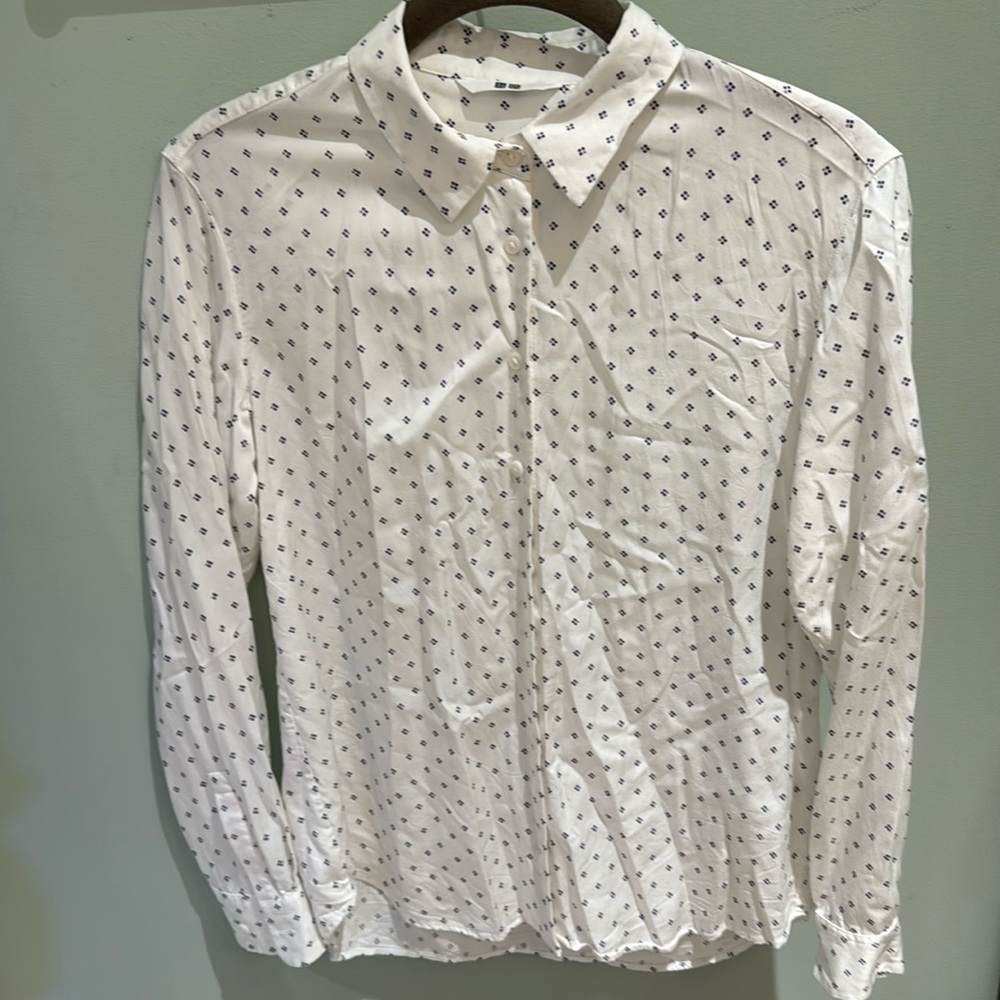 Uniqlo white button down top with purple geometric detail EUC